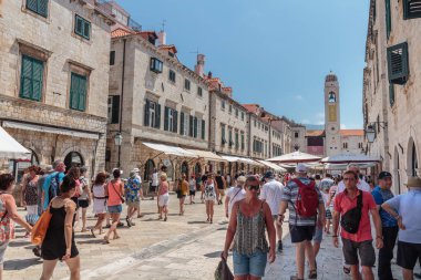 Dubrovnik, Hırvatistan - 13 Temmuz 2016: Dubrovnik, Hırvatistan'da yerli halk ve turistlerin bulunduğu ana caddenin (Stradun veya Placa) yaz sahnesi (New Star Wars çekim yeri)
