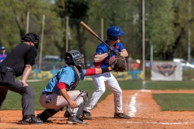 Zagreb, Hırvatistan - 01 Nisan 2017: Beyzbol maçı, Beyzbol Kulübü Zagreb - Basebal Club Nada Split maçı. Beyzbol tutucusu topu yakalıyor.