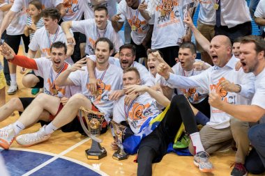 Zagreb, Hırvatistan - 01 Haziran 2017: Hırvatistan Basketbol Şampiyonası finalleri Cibona Zagreb - Cedevita. Cedevita oyuncuları zafer vuruşu için poz veriyor
