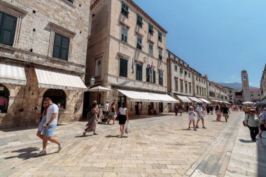 Dubrovnik, Hırvatistan - 13 Temmuz 2016: Dubrovnik, Hırvatistan'da yerli halk ve turistlerin bulunduğu ana caddenin (Stradun veya Placa) yaz sahnesi (New Star Wars çekim yeri)