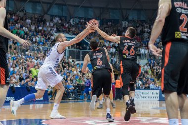 Zagreb, Hırvatistan - 01 Haziran 2017: Hırvatistan Basketbol Şampiyonası finalleri Cibona Zagreb - Cedevita. Zoriç Luka (8) ve Ramljak Marko (46) top için mücadele ediyorlar