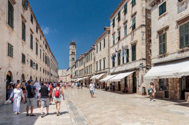 Dubrovnik, Hırvatistan - 13 Temmuz 2016: Dubrovnik, Hırvatistan'da yerli halk ve turistlerin bulunduğu ana caddenin (Stradun veya Placa) yaz sahnesi (New Star Wars çekim yeri)