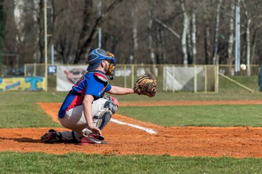 Zagreb, Hırvatistan - 12 Mart 2017: Beyzbol Klub Zagreb Olimpija Karlovac 'a karşı. Yakalayıcı topu yakalıyor