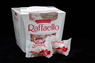 Zagreb, Hırvatistan - 12 Şubat 2016: Ferrero Raffaello bir kutuda. Raffaello, Ferrero Spa tarafından üretilen küresel bir hindistan cevizi badem şekerlemesidir.