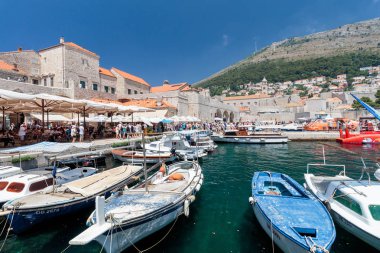 Dubrovnik, Hırvatistan - 13 Temmuz 2016: Eski Dubrovnik limanının yaz sahnesi