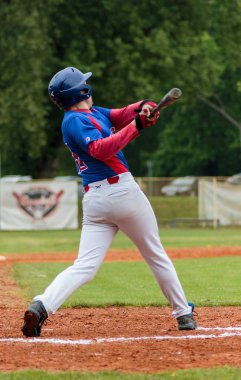 Zagreb, Hırvatistan - 30 Nisan 2016: Beyzbol sopasını sahada salladı. Beyzbol kulübü Zagreb ile Janossomorja Rascals arasındaki beyzbol maçı. 