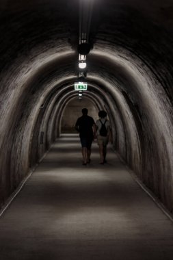 Hırvatistan'ın başkenti Zagreb altında Ww2 tünel. Uzaktaki kadın ve erkek, odak dışında.