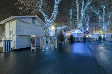 Soğuk kış gecesinde Zrinjevac Parkı ve patikada kapalı duruyor