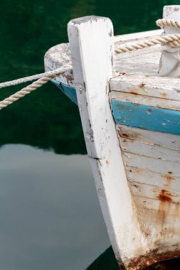 Bir ip bağlama ile eski ahşap teknenin yay