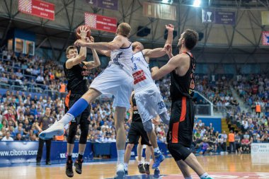 Zagreb, Hırvatistan - 01 Haziran 2017: Hırvatistan Basketbol Şampiyonası finalleri Cibona Zagreb - Cedevita. oyuncular potanın altında top için zıplıyorlar