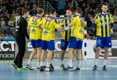 Zagreb, Hırvatistan - 09 Mart 2017: Ehf Şampiyonlar Ligi PD Zagreb 'e karşı Rk Celje Pivovarna Lasko. Oyuncular oyundan önce el ele tutuşuyor.