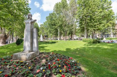 Zagreb, Hırvatistan - 26 Mayıs 2016: Zagreb 'deki Zrinjevac parkında İvan Mazuraniç' in taş heykeli