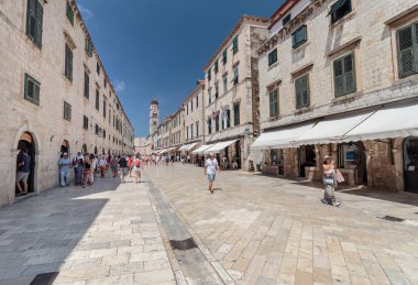 Dubrovnik, Hırvatistan - 13 Temmuz 2016: Dubrovnik, Hırvatistan'da yerli halk ve turistlerin bulunduğu ana caddenin (Stradun veya Placa) yaz sahnesi (New Star Wars çekim yeri)