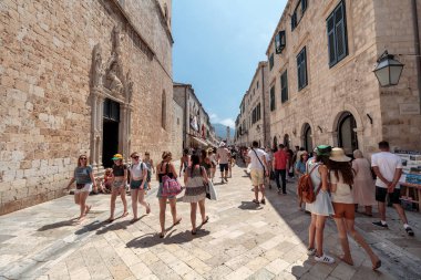 Dubrovnik, Hırvatistan - 13 Temmuz 2016: Dubrovnik, Hırvatistan'da yerli halk ve turistlerin bulunduğu ana caddenin (Stradun veya Placa) yaz sahnesi (New Star Wars çekim yeri)