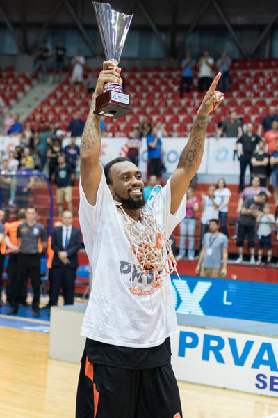 ЗАГРЕБ, КРОАТИЯ - 01 июня 2017 года: финал чемпионата Хорватии по баскетболу Cibona Zagreb vs. Cedevita. BOATRIGHT Ryan (3) с трофеем MVP
