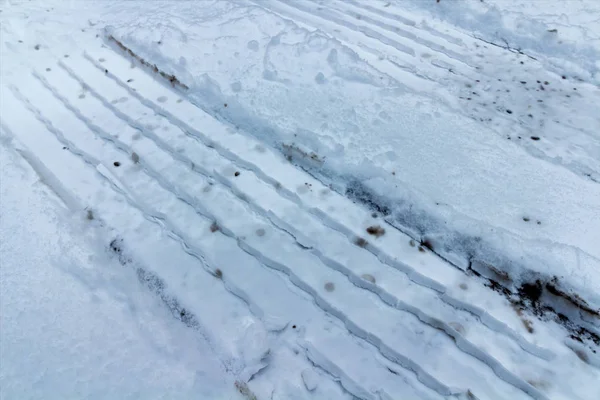 新鮮な雪のタイヤトレイル — ストック写真