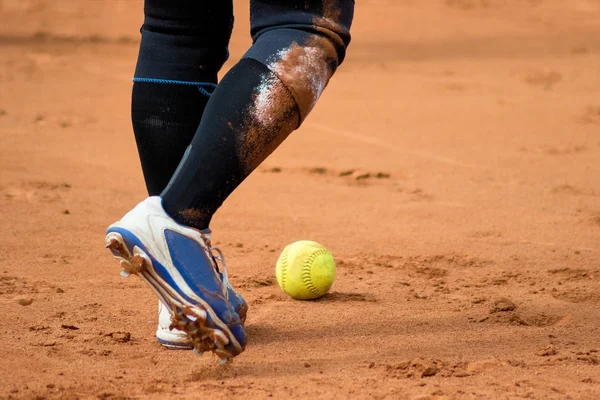 Softball kız bacaklar ve oyun alanında top