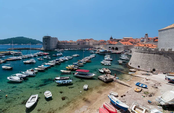 Dubrownik Chorwacja Lipca 2016 Letnia Scena Starego Portu Dubrowniku — Zdjęcie stockowe