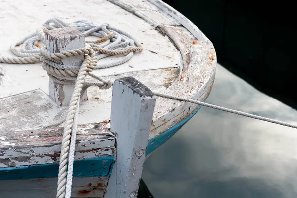 Arco Velho Barco Madeira Com Uma Corda Amarrando — Fotografia de Stock