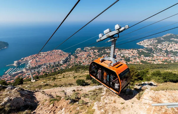 Dubrovnik Teleferik. Mount Srdj. Eski şehir sur ve arka planda Adriyatik denizinin tepesinden görünümü.