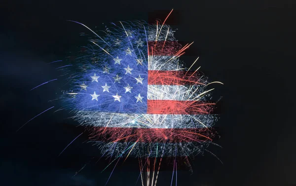 Πυροτεχνήματα Που Εκρήγνυνται Διακοπές Εορτασμούς Αμερικάνικη Σημαία Στην Πλάτη — Φωτογραφία Αρχείου