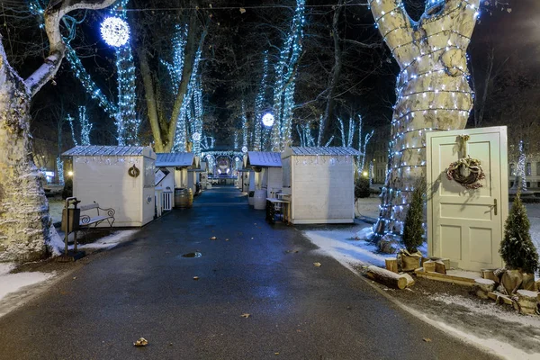 Zrinjevac Park Der Kalten Winternacht Mit Schnee Bedeckt Und Geschlossene — Stockfoto