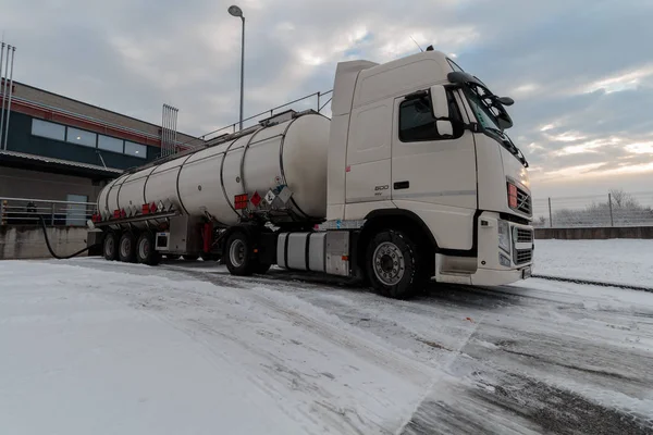 Zagreb, Hırvatistan - 03 Ocak 2017: Tehlikeli yanıcı malları kimyasal madde deposuna boşaltan bir tank kamyonu