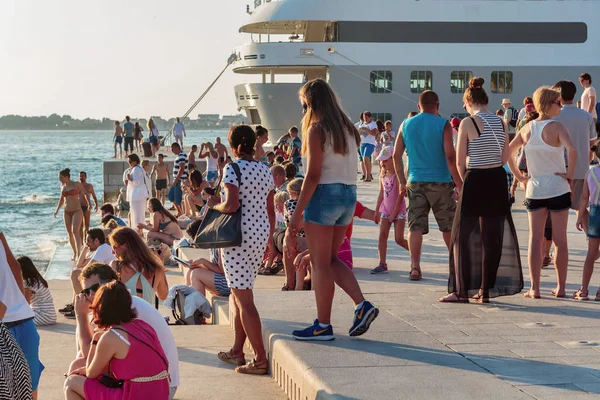 Zadar Kroatië Juli 2016 Mensen Ontspannen Bij Beroemde Zadar Sea — Stockfoto