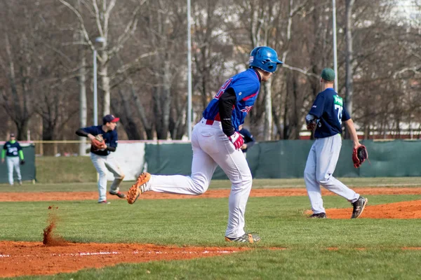 Zagreb Croacia Marzo 2017 Béisbol Klub Zagreb Olimpija Karlovac Corredor —  Fotos de Stock