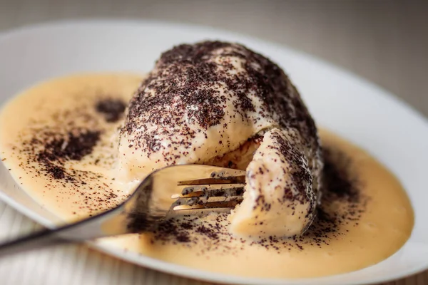 Çikolata dolgulu ve haşhaş tohumu serpilir vanilya sosu ile cowered ile Buğulama Tatlı Avusturya Köfte Germknodel