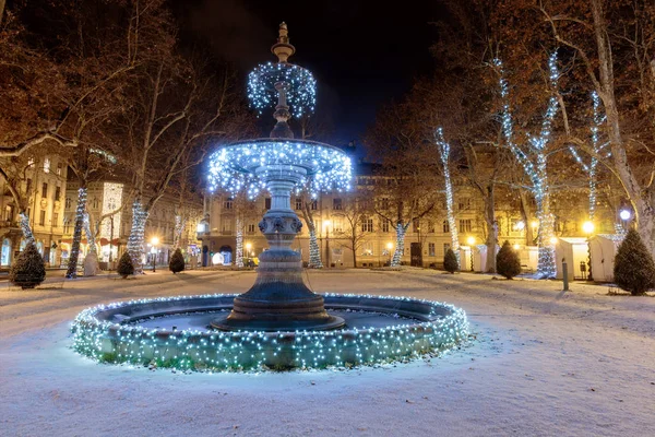 Zrinjevac Park Brunnen Geschmückt Mit Weihnachtsbeleuchtung Als Teil Der Advent — Stockfoto