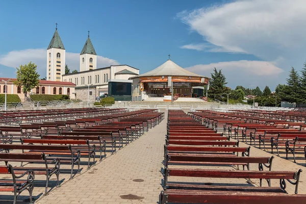 Medugorje Боснія Герцеговина Липня 2016 Лавки Вівтар Парафіяльної Церкви Якова — стокове фото