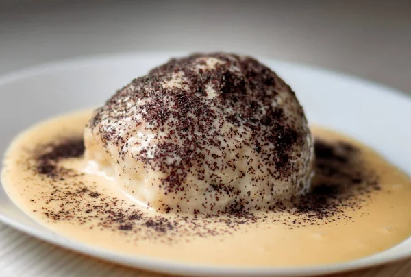 Çikolata dolgulu ve haşhaş tohumu serpilir vanilya sosu ile cowered ile Buğulama Tatlı Avusturya Köfte Germknodel