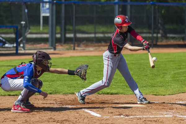 Zagreb, Hırvatistan - 20 Nisan 2019: Beyzbol maçı Zagreb ve Vindija Beyzbol Kulübü. Beyzbol sopası topa vurmak için bekliyor.