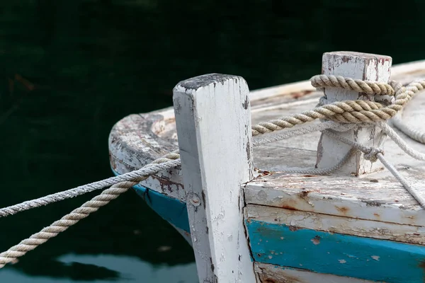 Arco Velho Barco Madeira Com Uma Corda Amarrando — Fotografia de Stock