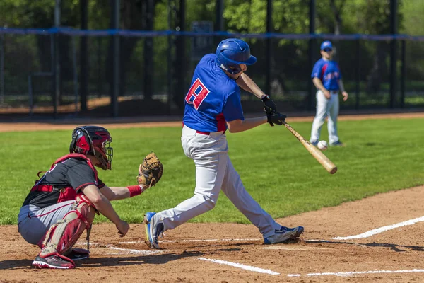 Zagreb, Hırvatistan - 20 Nisan 2019: Beyzbol maçı Zagreb ve Vindija Beyzbol Kulübü. Beyzbol sopası topa vurmak için bekliyor.