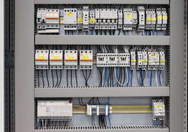 Samobor, Hırvatistan - 09 Ocak 2015: Siemens ve Schrack elektrik tesisatı ile kabine. Siemens ve Schrack elektrik tesisatı ve elektrik anahtarları en iyi bilinen üreticilerinden biridir.