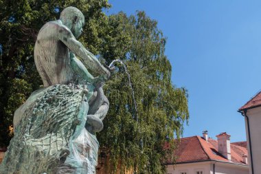 Jezuit Meydanı ve Yılan heykel çeşme ile Balıkçı 