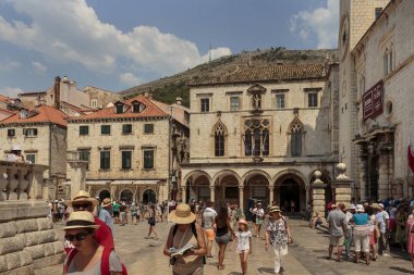 Dubrovnik, Hırvatistan - 13 Ağustos 2015: Divona olarak da adlandırılan Sponza Sarayı, 16. Adı Latince 