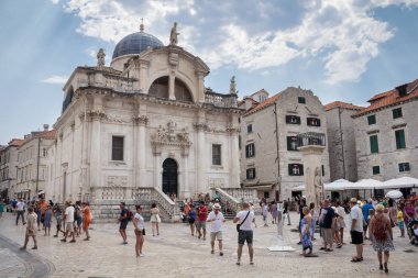 Dubrovnik, Hırvatistan - 13 Ağustos 2015: St. Blaise Kilisesi (Crkva sv. Vlaha), Orlando sütun ve Dubrovnik kentinde turistler ,Hırvatistan