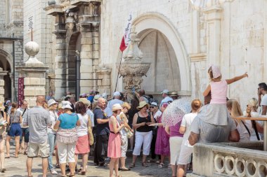 Dubrovnik, Hırvatistan - 13 Ağustos 2015: Dubrovnik şehrindeki küçük Onofrio çeşmesinde taze soğuk su almak için sırada bekleyen turist