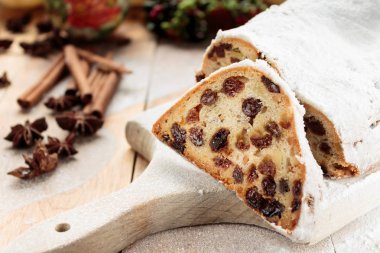 Noel Kek, marzipan, çilek ve fındık ile geleneksel Alman Stollen