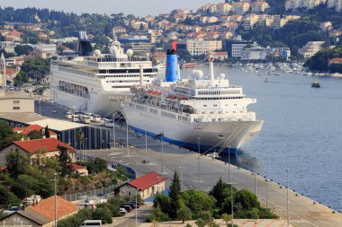 Dubrovnik, Hırvatistan - 13 Ağustos 2015: Dubrovnik limanıGruz'daki kruvazörler. Dubrovnik limanı Gruz Eski Şehir birkaç kilometre yer almaktadır