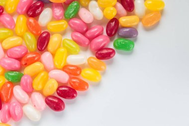 Beyaz arka planda jelibon.