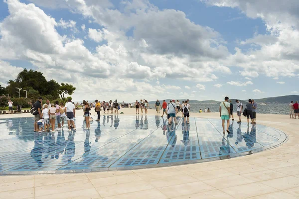 Zadar Kroatië Augustus 2015 Mensen Die Wensgroet Naar Zonnesculptuur Lopen — Stockfoto