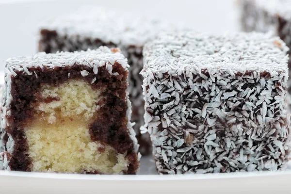 Beyaz tabakta Avustralya Lamington kek