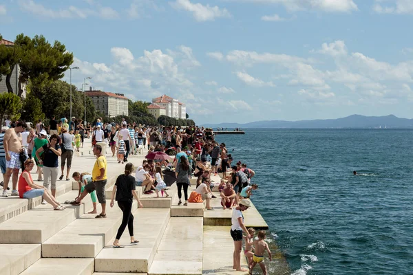 Zadar Kroatië Augustus 2015 Mensen Ontspannen Zwemmen Bij Zadar Famoust — Stockfoto