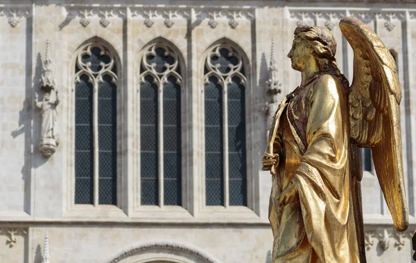 Escultura Anjo Ouro Fonte Frente Catedral Zagreb Croácia — Fotografia de Stock