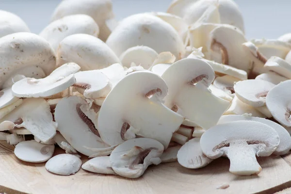 Champignons Entiers Tranchés Sur Planche Bois — Photo