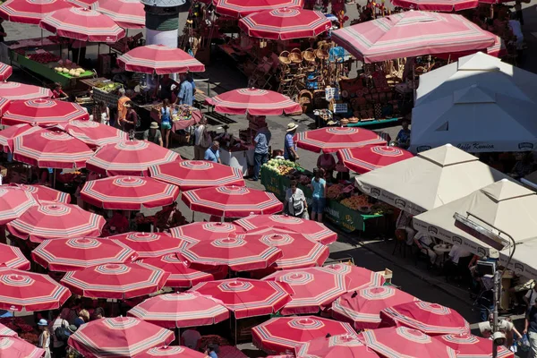 Zagreb, Hırvatistan - 11 Temmuz 2015: Dolac 'taki müşteriler ve satıcılar, Zagreb' in en önemli kentlerinden biri olan Zagrep 'teki ünlü açık hava tarım ürünleri pazarı..